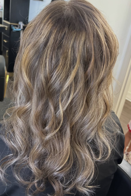 Soft waves and multidimensional brown highlights on medium-length hair